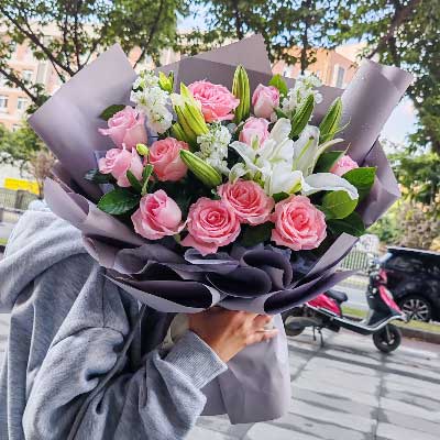 南京11朵戴安娜粉玫瑰百合，与你一起追逐梦想