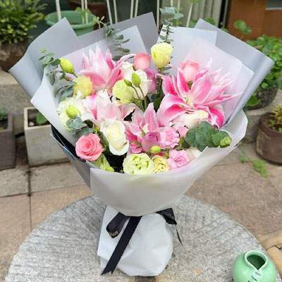 南京9朵玫瑰混搭百合，爱恋纯真无邪
