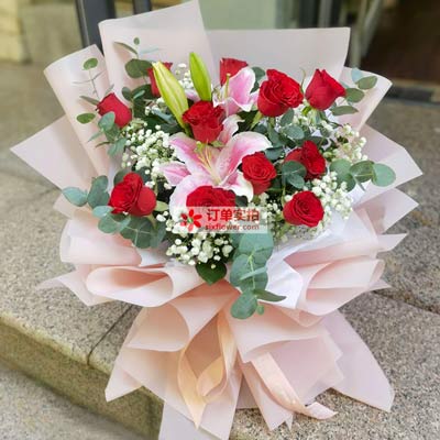 南京11朵红玫瑰百合，全世界里只有一个你
